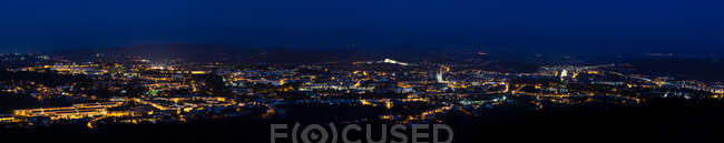 Vista panorâmica de Santiago de Compostela viw de cima à noite. Património Mundial da UNESCO. Galiza, Espanha — Fotografia de Stock