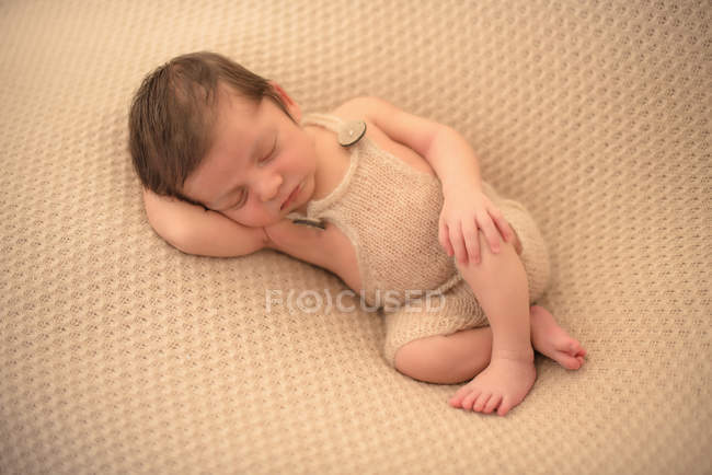 Портрет ребенка спящего в постели — стоковое фото
