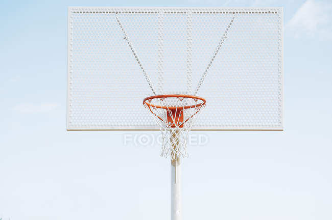 Cesta líquida na quadra de basquete ao ar livre contra o céu azul . — Fotografia de Stock
