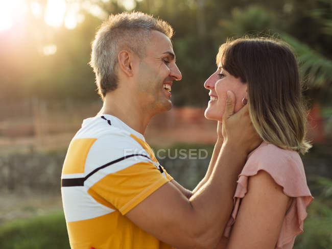 Пара, смотрящая друг на друга с счастливой улыбкой — стоковое фото