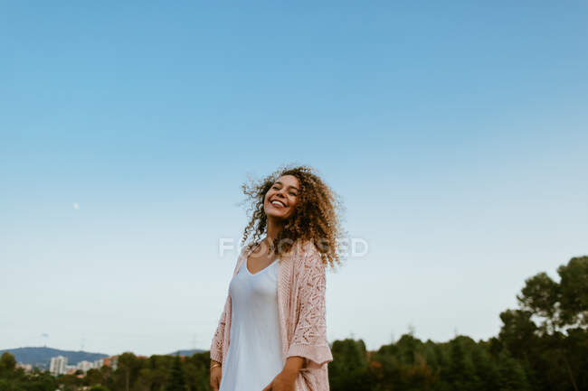 Mujer feliz levantando brazos al cielo - foto de stock