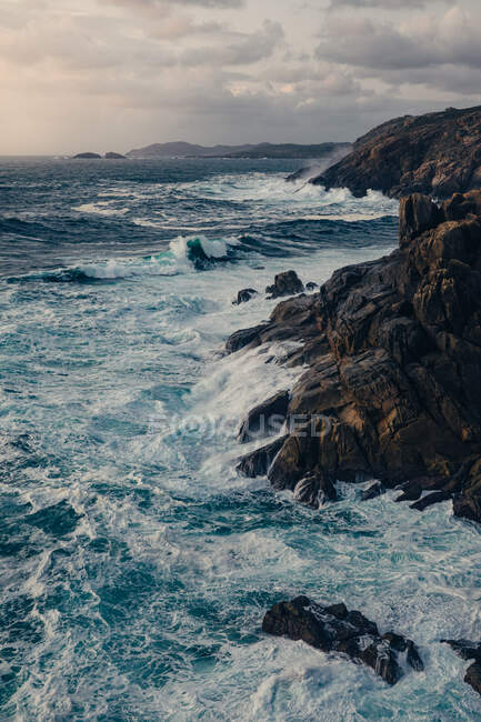 Gros rochers et mer ondulée — Photo de stock