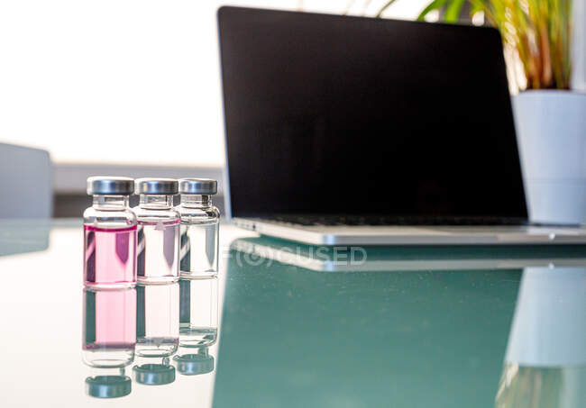 Abra o laptop e amostras científicas na mesa — Fotografia de Stock