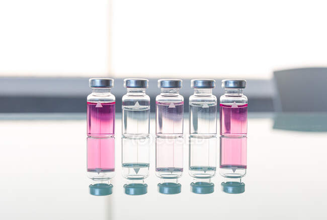 Échantillons scientifiques ou médicaux sur table en verre — Photo de stock