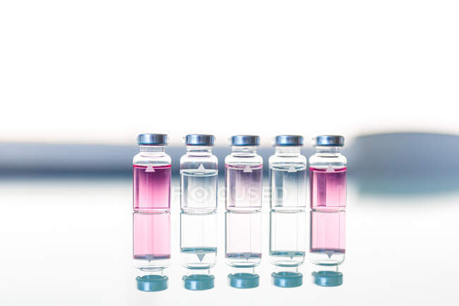 Échantillons scientifiques ou médicaux sur table en verre — Photo de stock