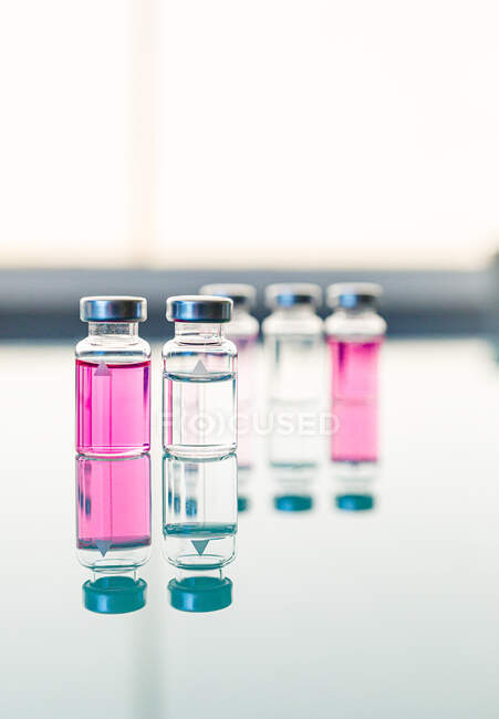 Wissenschaftliche oder medizinische Proben auf dem Glastisch — Stockfoto