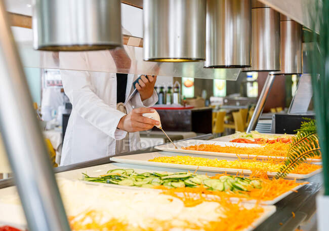 Дорослі працівники перевіряють якість їжі в їдальні. — стокове фото