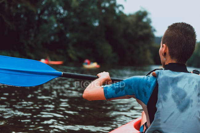 Зворотній перегляд спортсменки оббивка в червоному каное на Селла річки в Іспанії — стокове фото