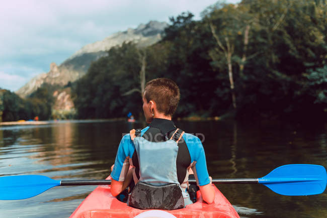 Vista posteriore dell'imbottitura sportiva in canoa rossa sul fiume Sella in Spagna — Foto stock