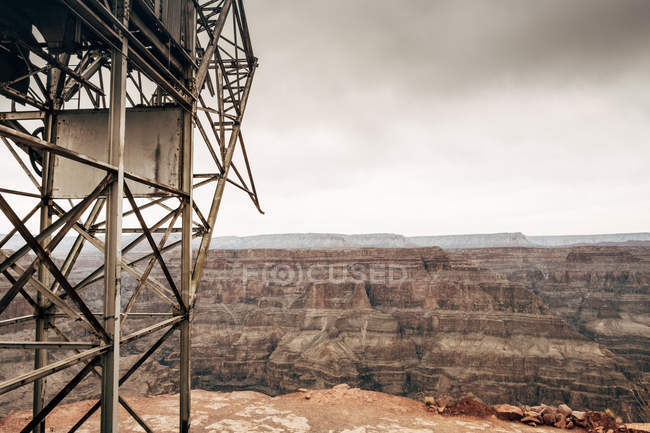 Torre arrugginita abbandonata in cima alle rocce del canyon negli Stati Uniti — Foto stock