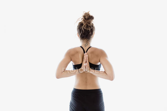 Vue arrière de femme en forme exécutant la pose de yoga en studio — Photo de stock