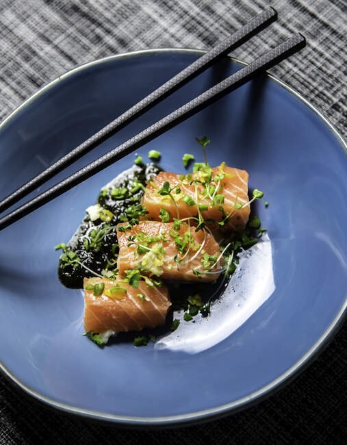 Традиційна японська кухня з шматочками сирих риб з паличками для їжі. — стокове фото