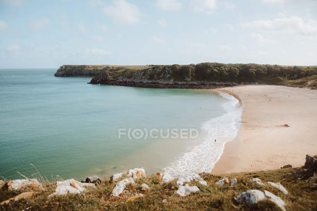 Vista idílica da água verde deserta à beira-mar e rochas nuas em Barafundle Bay no dia ensolarado — Fotografia de Stock