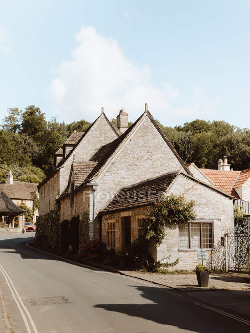 Vista pintoresca de la aldea medieval Castle Combe con edificios de piedra blanca y gris en las calles Dorset en el Reino Unido. - foto de stock