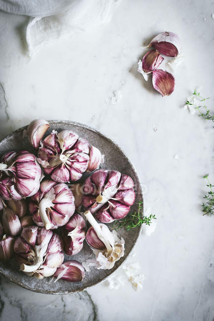 Close-up of plate of pink garlic — Stock Photo