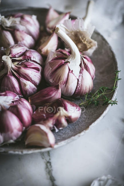 Primi piani di piatto di aglio rosa — Foto stock