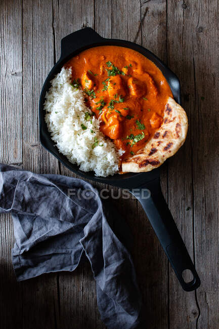 Close up of skillet full of delicious butter chicken and rice — Stock Photo
