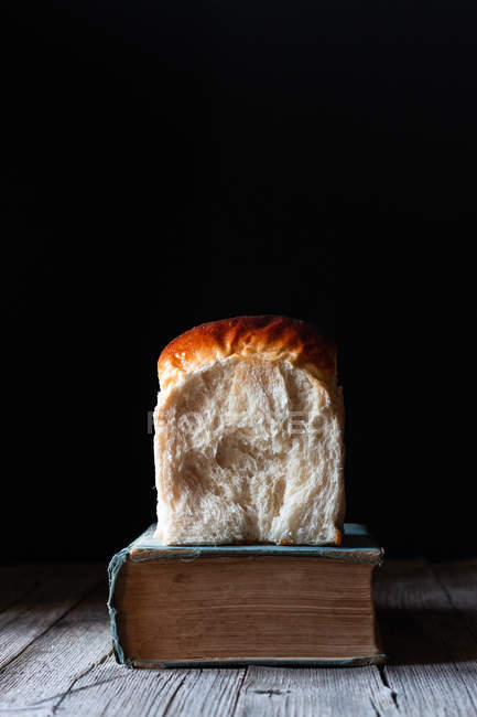 Brötchen mit frischem Brot auf Jahrbuch auf Holztisch. — Stockfoto