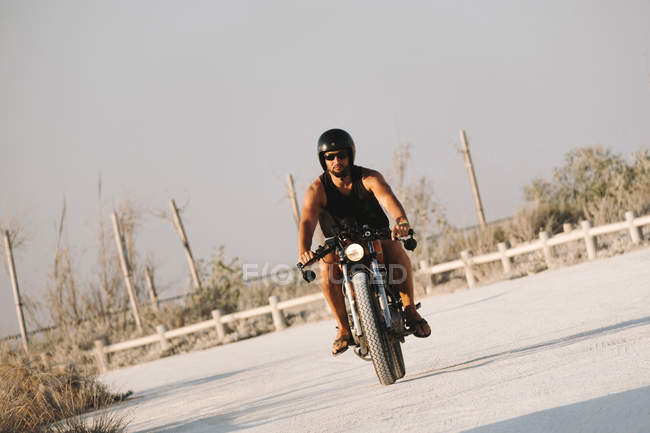 Confiante de condução masculina motocicleta no deserto — Fotografia de Stock
