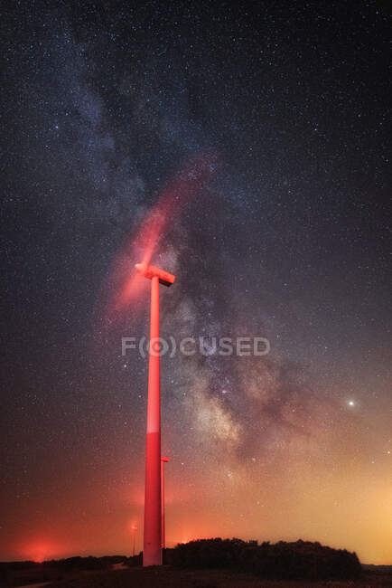 Gerador de vento de trabalho à noite sobre o céu de tirar o fôlego com Via Láctea — Fotografia de Stock