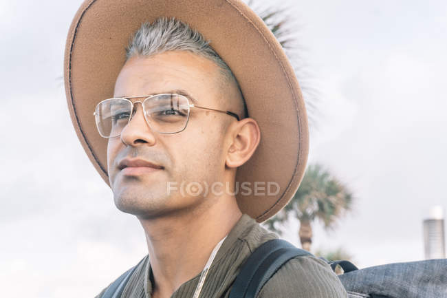 Männerbrille und brauner Hut — Stockfoto