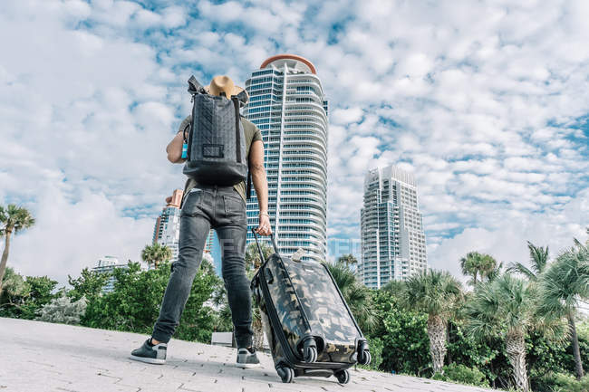 Back view of hipster man watching the skyscraper background — Stock Photo