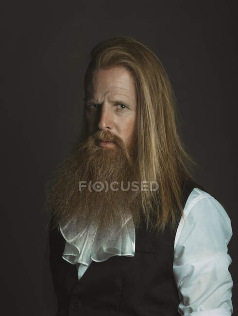 Confident adult red haired medieval magnate looking at camera — Stock Photo