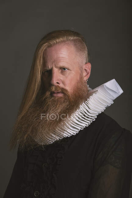 Fiducioso adulto dai capelli rossi magnate medievale guardando altrove — Foto stock