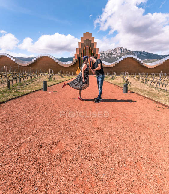 Paar spaziert entlang atemberaubender geometrischer Architektur — Stockfoto
