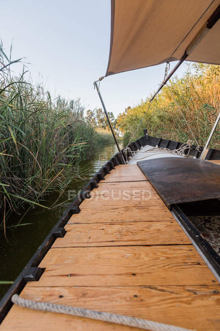 Fronte della barca cavalcando lungo il mare al crepuscolo — Foto stock