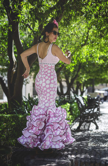 Femme excentrique en costume rose coloré sur la rue d'été — Photo de stock