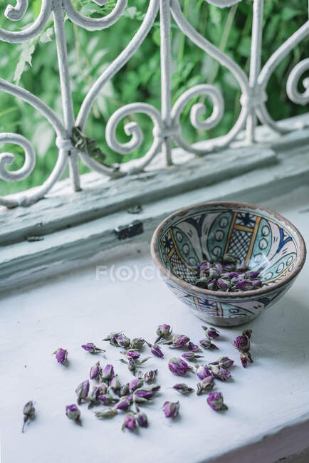 Kleine getrocknete Blütenknospen und Zierschalen in der Nähe eines offenen Fensters in einem traditionellen arabischen Haus in Marrakesch, Marokko — Stockfoto