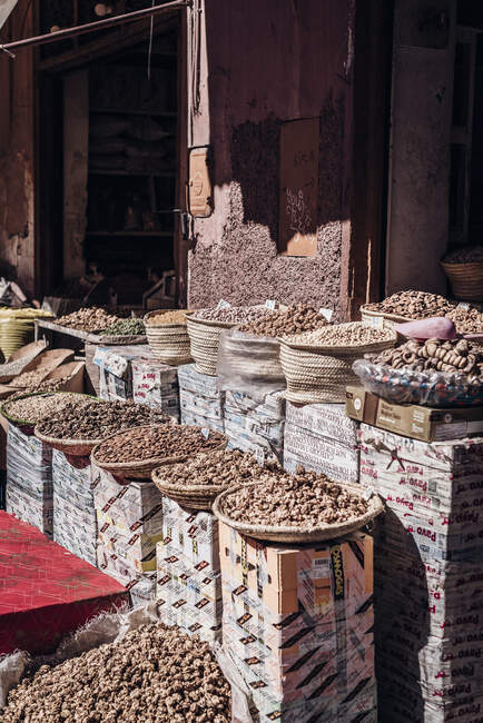 Wicker baskets with dried herbs placed on market on street of Marrakesh, Morocco — Stock Photo