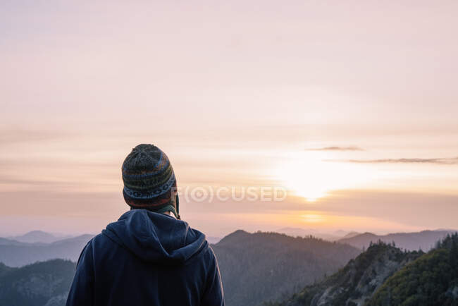 Вид сзади туриста в горах, наслаждающегося видом восхода солнца в США — стоковое фото