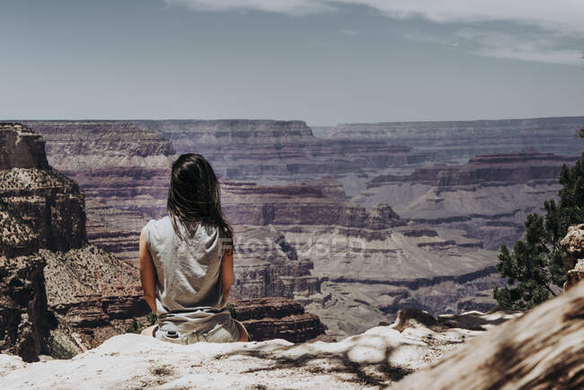 Туристичний погляд, стоячи на краю мальовничого каньйону — стокове фото