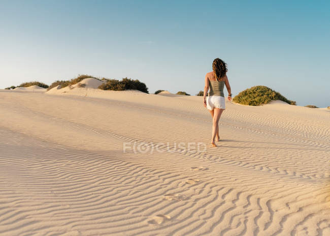 Mujer activa corriendo en desierto seco descalza - foto de stock