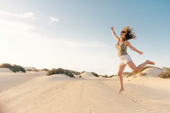 Aktive Frau läuft barfuß in trockener Wüste — Stockfoto