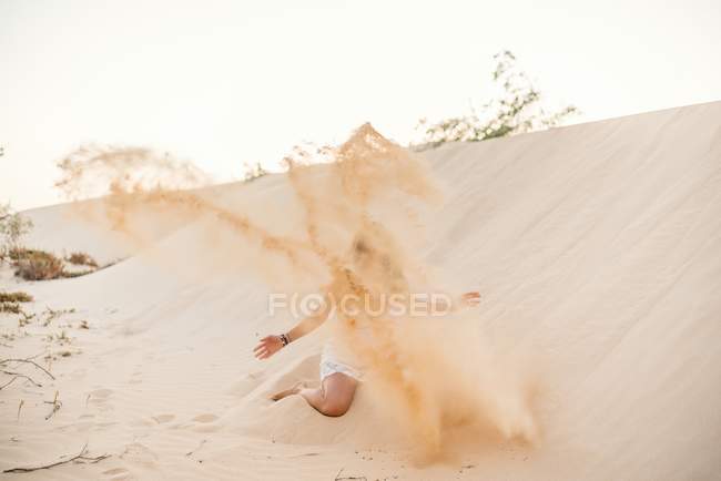 Relaxed funny woman throwing up sand in shore in Fuerteventura, Las Palmas, Spain — Stock Photo