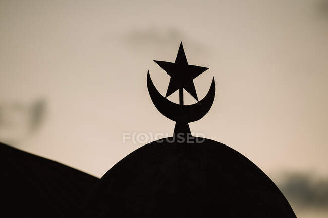 Silhueta de estrela muçulmana e crescente no topo da cúpula contra fundo turvo na Gâmbia — Fotografia de Stock