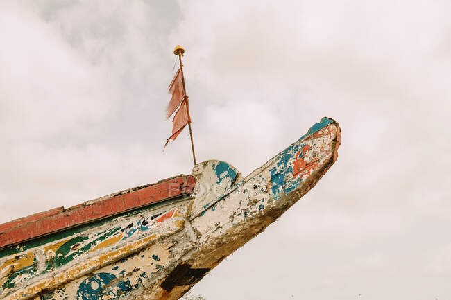Старая лодка, плавающая в море — стоковое фото