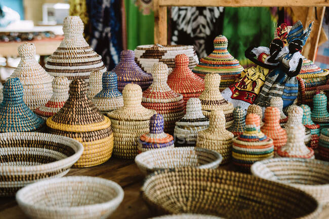 Un mucchio di scatole di vimini tradizionali e ciotole messe sul tavolo nel mercato in Gambia — Foto stock