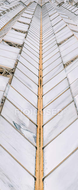 Alto angolo di vista di tetti di vetro di serre — Foto stock