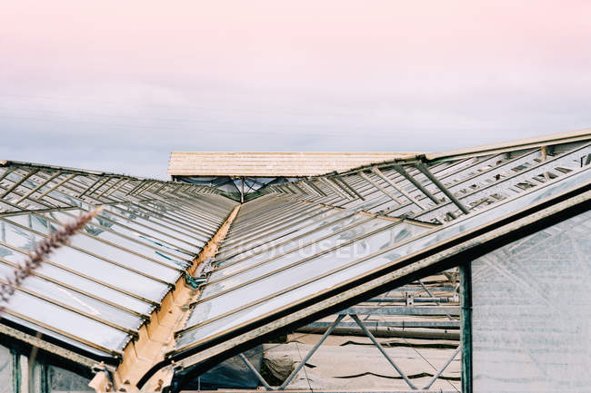 Vista de alto ângulo de telhados de vidro de estufas — Fotografia de Stock