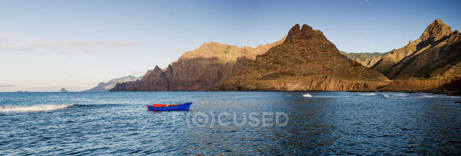 Blaues Segelboot im Meer und schöne Felsen — Stockfoto