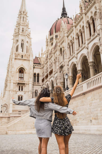 Lustige Freundinnen auf altem Platz mit Kuppelbauten — Stockfoto