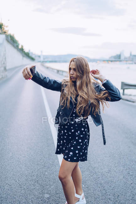 Mulher de cabelos compridos elegante tomando selfie com smartphone em Budapeste — Fotografia de Stock