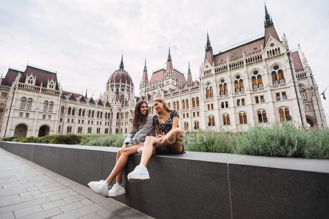 Frauen sitzen in der Nähe von altem Gebäude — Stockfoto