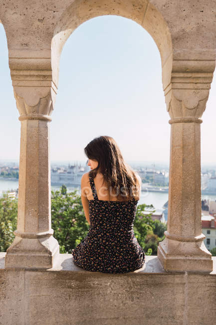 Frau sitzt auf Marmorsäulenzaun in Budapest — Stockfoto