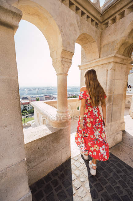 Woman standing near columned marble fence in Budapest — Stock Photo