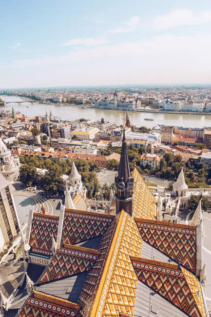 Яскравий річковий ландшафт під хмарним небом з будинками та будівлями міста в Будапешті. — стокове фото